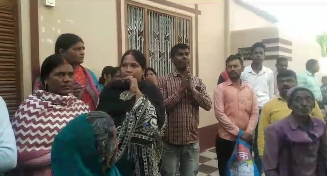 कोमल की नृशंस हत्या से आसपास की महिलाओ का फुटा गुस्सा।किया फांसी की मांग कोमल की नृशंस हत्या से आसपास की महिलाओ का फुटा गुस्सा।किया फांसी की मांग