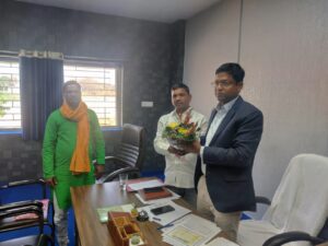 नावा बाज़ार में मुखिया प्रतिनिधि ने प्रखण्ड के नए बीडीओ को किया स्वागत