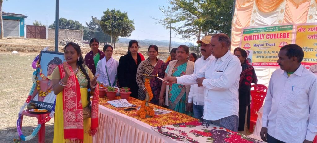मयूरी ट्रस्ट के द्वारा वीर शहीद तेलंगा खड़िया की जयंती मुरगू ग्राम में मनाई मयूरी ट्रस्ट के द्वारा वीर शहीद तेलंगा खड़िया की जयंती मुरगू ग्राम में मनाई