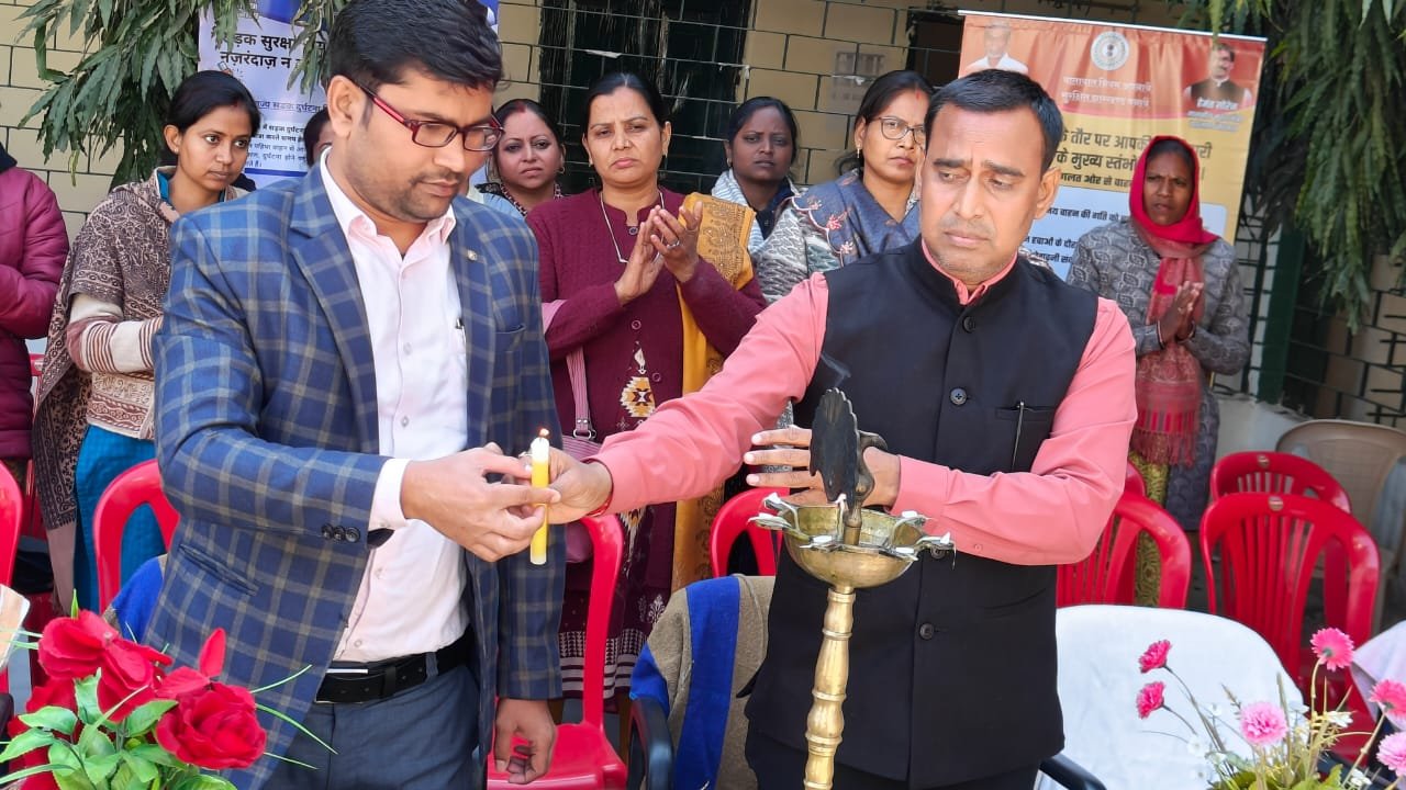सड़क सुरक्षा को लेकर छात्रों ने नुक्कड़ नाटक का किया आयोजन सड़क सुरक्षा को लेकर छात्रों ने नुक्कड़ नाटक का किया आयोजन