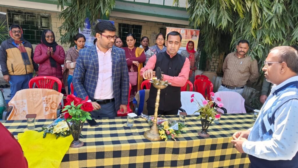 सड़क सुरक्षा को लेकर छात्रों ने नुक्कड़ नाटक का किया आयोजन सड़क सुरक्षा को लेकर छात्रों ने नुक्कड़ नाटक का किया आयोजन