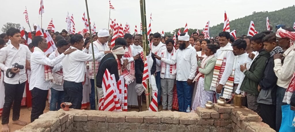 गुमला:सिरसी -ता नाले ककडो़ लता श्रृष्टि स्थल का सरना धर्मावलंबियों ने किया भ्रमण और पूजा अर्चना