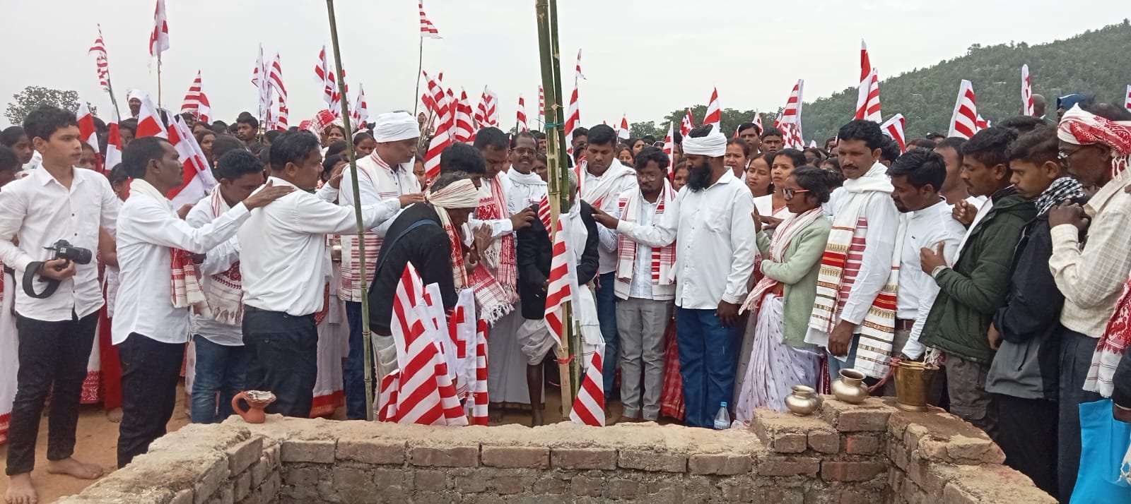 गुमला:सिरसी -ता नाले ककडो़ लता श्रृष्टि स्थल का सरना धर्मावलंबियों ने किया भ्रमण और पूजा अर्चना