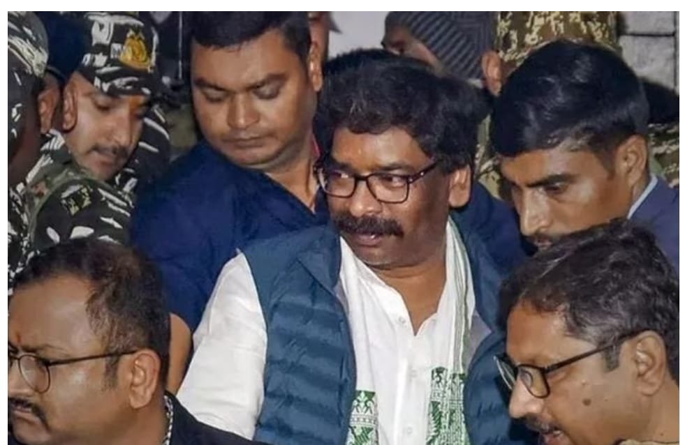 हेमंत सोरेन ने 8.46 एकड़ जमीन को नहीं माना अपनी संपत्ति, वॉटसएप चैट की कॉपी पर साइन करने से किया इंकार हेमंत सोरेन ने 8.46 एकड़ जमीन को नहीं माना अपनी संपत्ति, वॉटसएप चैट की कॉपी पर साइन करने से किया इंकार