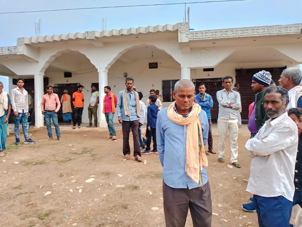 वैलेन्टाइन डे के दिन प्रेमी के घर पहुची प्रेमिका।प्रेमी सहित उसके घर वाले घर से हैं फरार वैलेन्टाइन डे के दिन प्रेमी के घर पहुची प्रेमिका।प्रेमी सहित उसके घर वाले घर से हैं फरार