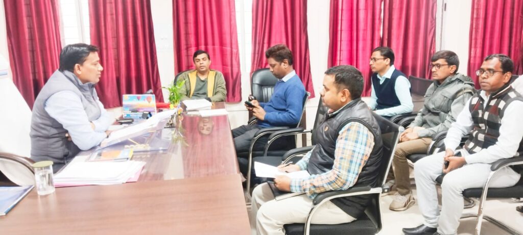 लोकसभा चुनाव की तैयारियों से संबंधित विभिन्न बिंदुओं को लेकर किया गया बैठक।