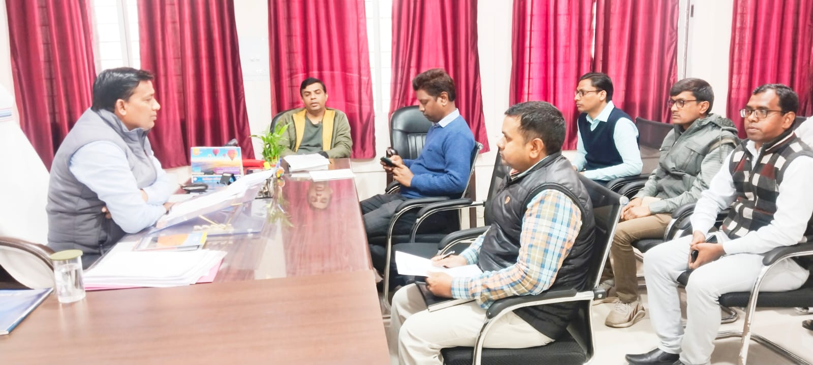 लोकसभा चुनाव की तैयारियों से संबंधित विभिन्न बिंदुओं को लेकर किया गया बैठक।