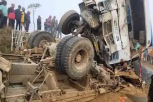 अवैध बालू लेकर जा रहे टर्बो की हाइवा से टक्कर, तीन की मौत