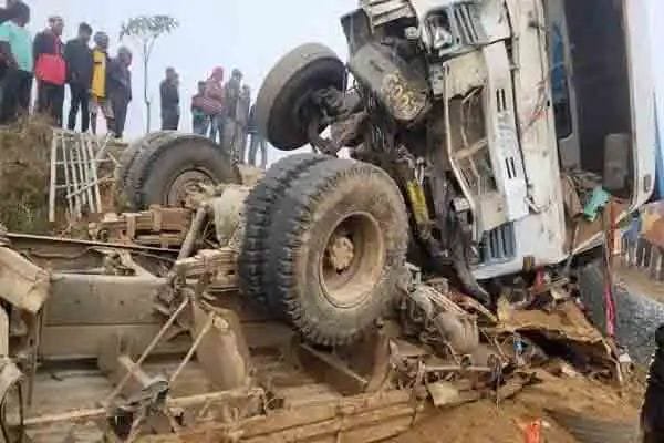 अवैध बालू लेकर जा रहे टर्बो की हाइवा से टक्कर, तीन की मौत