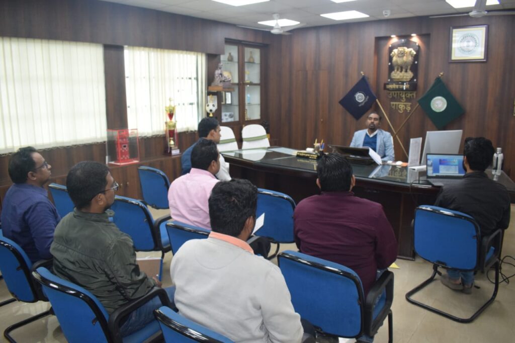उपायुक्त ने सभी क्रियान्वित योजनाओं को ससमय पूर्ण करने का दिया निर्देश उपायुक्त ने सभी क्रियान्वित योजनाओं को ससमय पूर्ण करने का दिया निर्देश