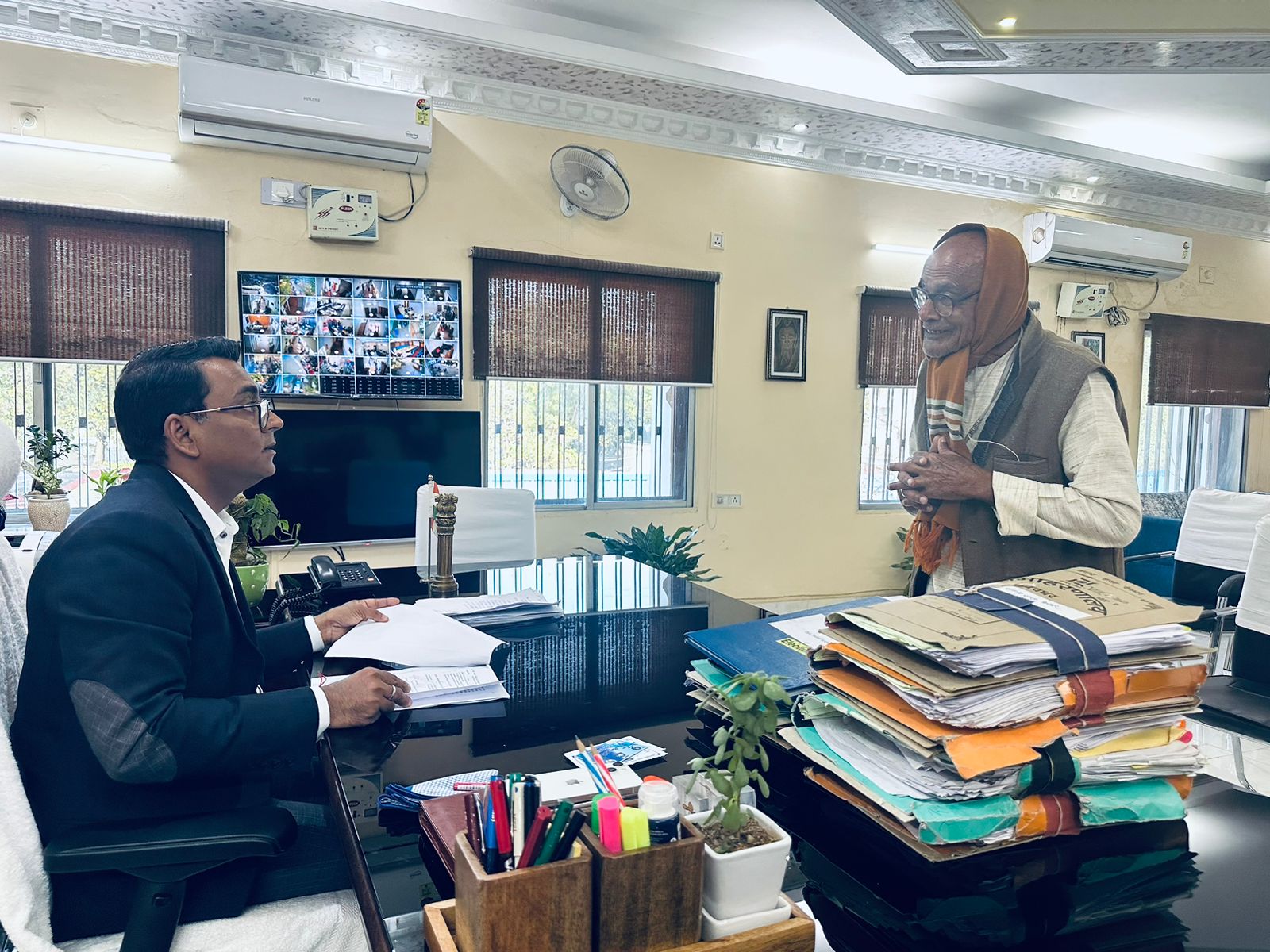 उपायुक्त ने जनता दरबार के माध्यम से ग्रामीण व शहरी क्षेत्र के लोगों से की मुलाकात