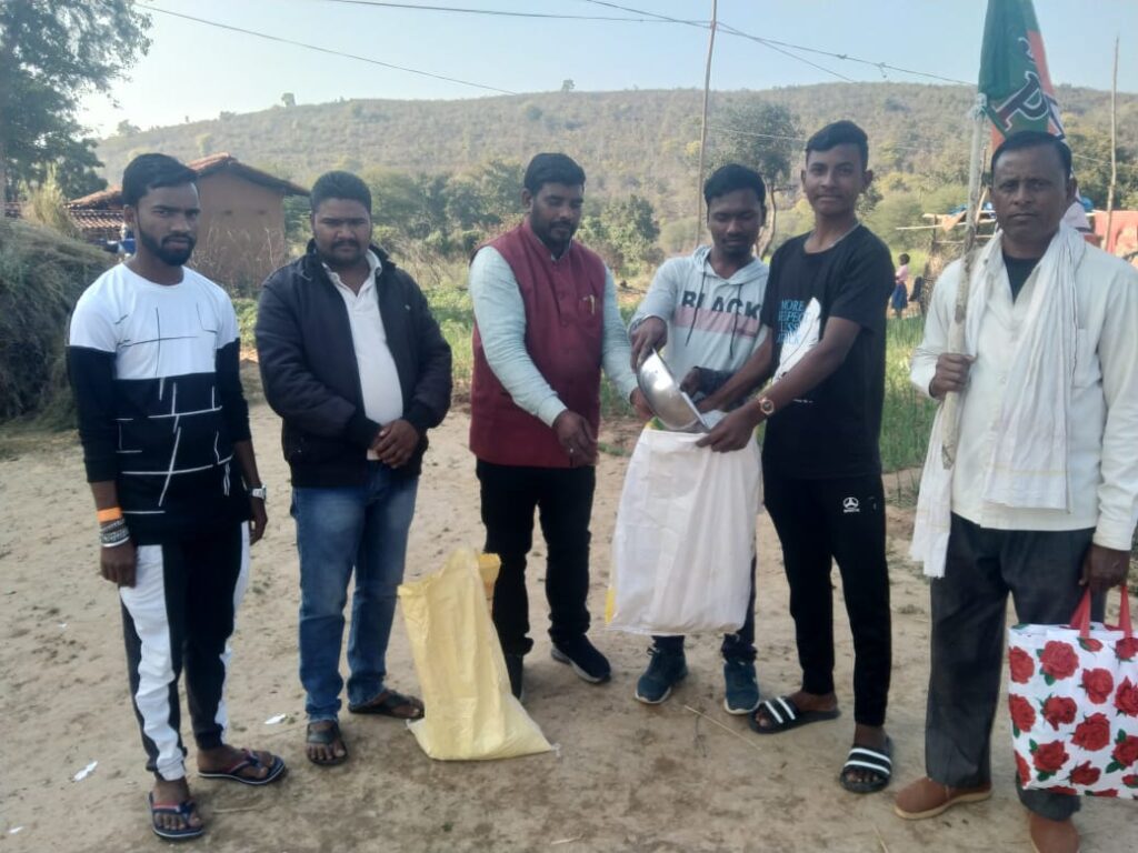 समाज सेवा सबसे बड़ी सेवा है -पप्पू विश्वकर्मा समाज सेवा सबसे बड़ी सेवा है -पप्पू विश्वकर्मा
