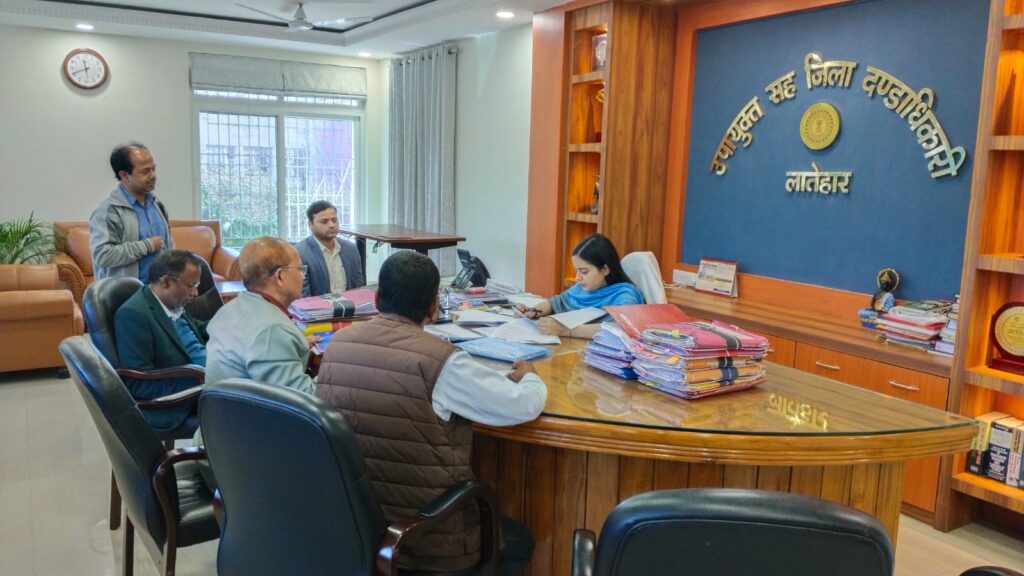 फ्लोराईड युक्त पानी पीने से ग्रामीणों के बीमार एवं दिव्यांग होने संबंधित मामले में उपायुक्त गरिमा सिंह ने लिया संज्ञान,दिया निर्देश फ्लोराईड युक्त पानी पीने से ग्रामीणों के बीमार एवं दिव्यांग होने संबंधित मामले में उपायुक्त गरिमा सिंह ने लिया संज्ञान,दिया निर्देश