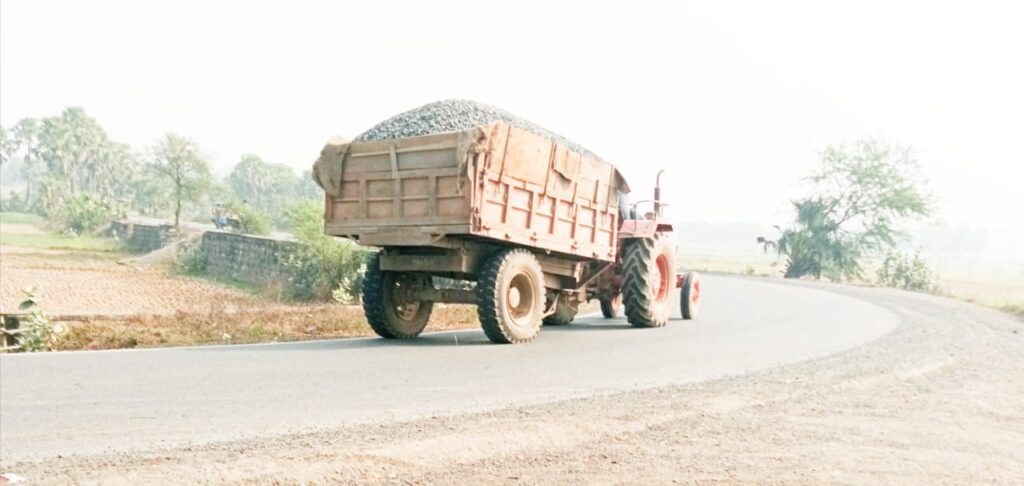 पत्थर माफिया ट्रेक्टर द्वारा पत्थरों की तस्करी कर भेज रहे बंगाल पत्थर माफिया ट्रेक्टर द्वारा पत्थरों की तस्करी कर भेज रहे बंगाल