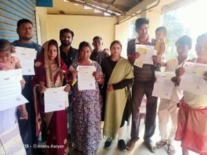 राधास्वामी संगठन की ओर से कन्यादान लाभुकों के बीच किया गया चेक का वितरण