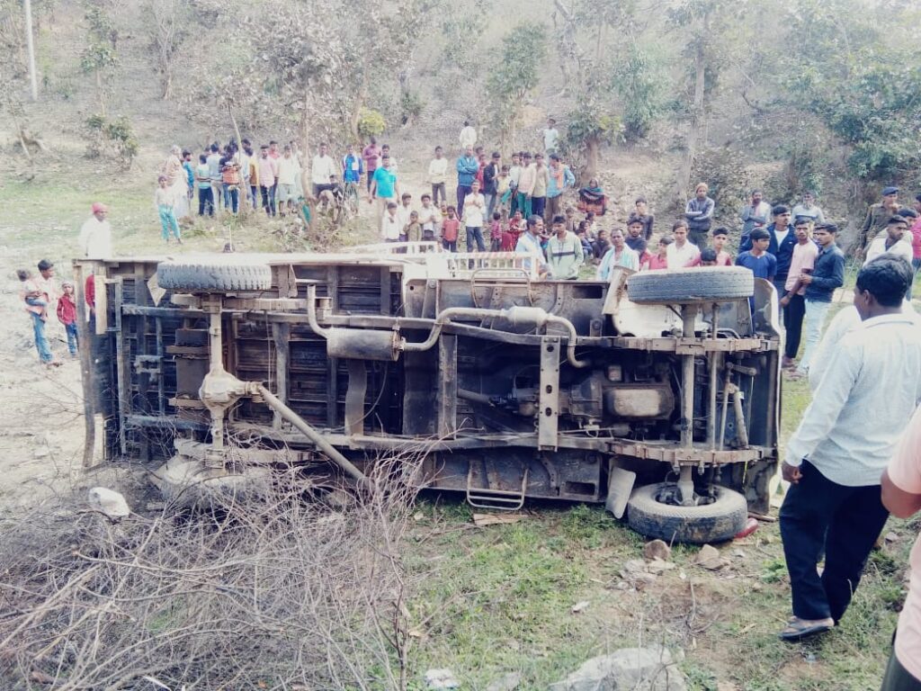 अनियंत्रित होकर पलटी पिकअप वाहन:18 घायल, 3 की स्थिति गंभीर अनियंत्रित होकर पलटी पिकअप वाहन:18 घायल, 3 की स्थिति गंभीर