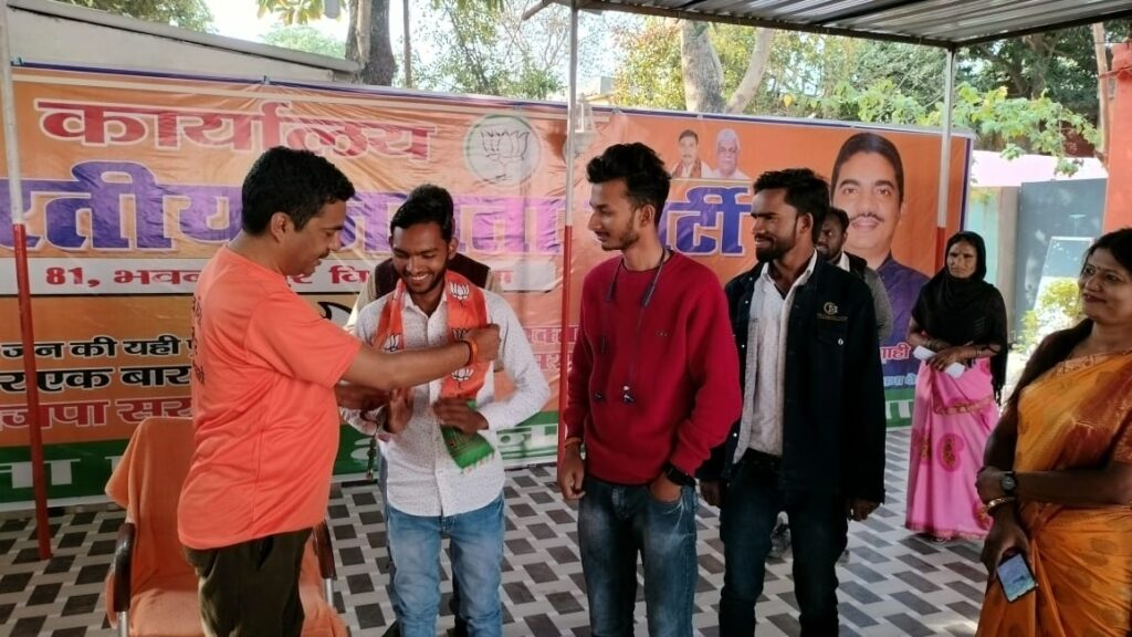 (JMM) जेएमएम के कई कार्यकर्ताओं ने थामा भाजपा का दामन| (JMM) जेएमएम के कई कार्यकर्ताओं ने थामा भाजपा का दामन|