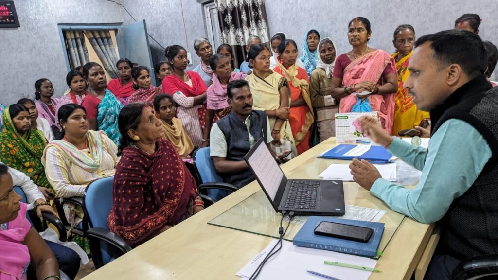 घाघरा में अबुआ आवास शुरुआत होती ही विवादों में घिरता जा रहा है सूची से नाम काटने से ग्रामीणों ने वीडियो से की मुलाकात घाघरा में अबुआ आवास शुरुआत होती ही विवादों में घिरता जा रहा है सूची से नाम काटने से ग्रामीणों ने वीडियो से की मुलाकात