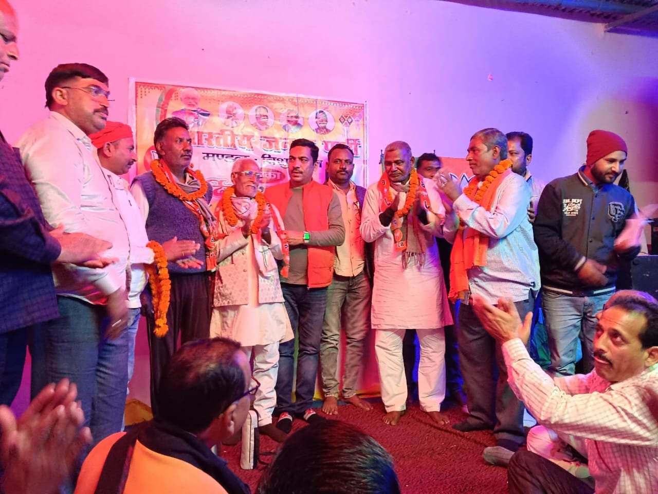 पूर्व विधायक अनंत प्रताप देव को छोड़कर दर्जनों झामुमो कार्यकर्ताओं ने विधायक भानु प्रताप शाही के मौजूदगी में भाजपा में हुए शामिल पूर्व विधायक अनंत प्रताप देव को छोड़कर दर्जनों झामुमो कार्यकर्ताओं ने विधायक भानु प्रताप शाही के मौजूदगी में भाजपा में हुए शामिल