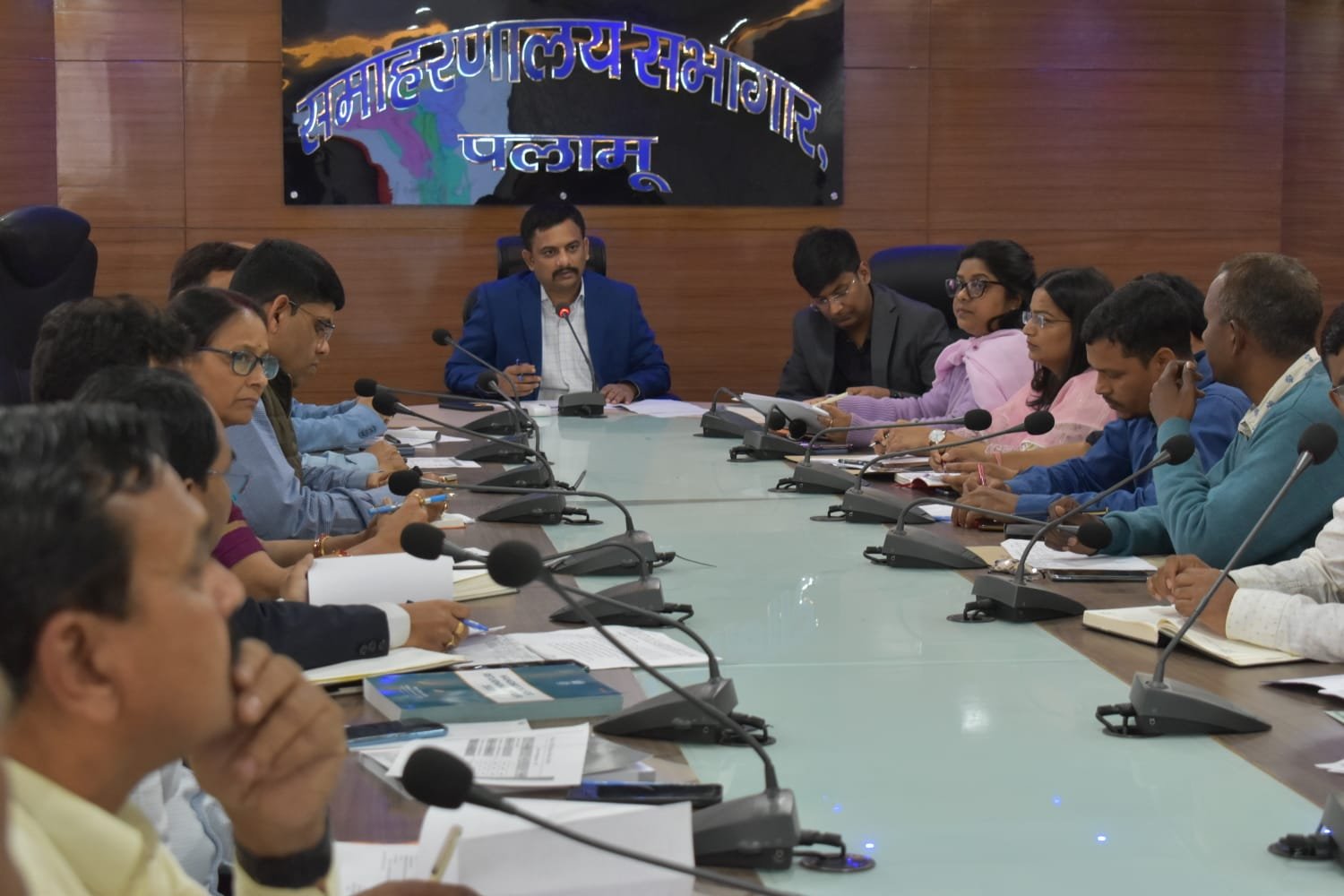 जिला निर्वाचन पदाधिकारी ने निर्वाचन से जुड़े सभी कोषांग के पदाधिकारियों के साथ बैठक की