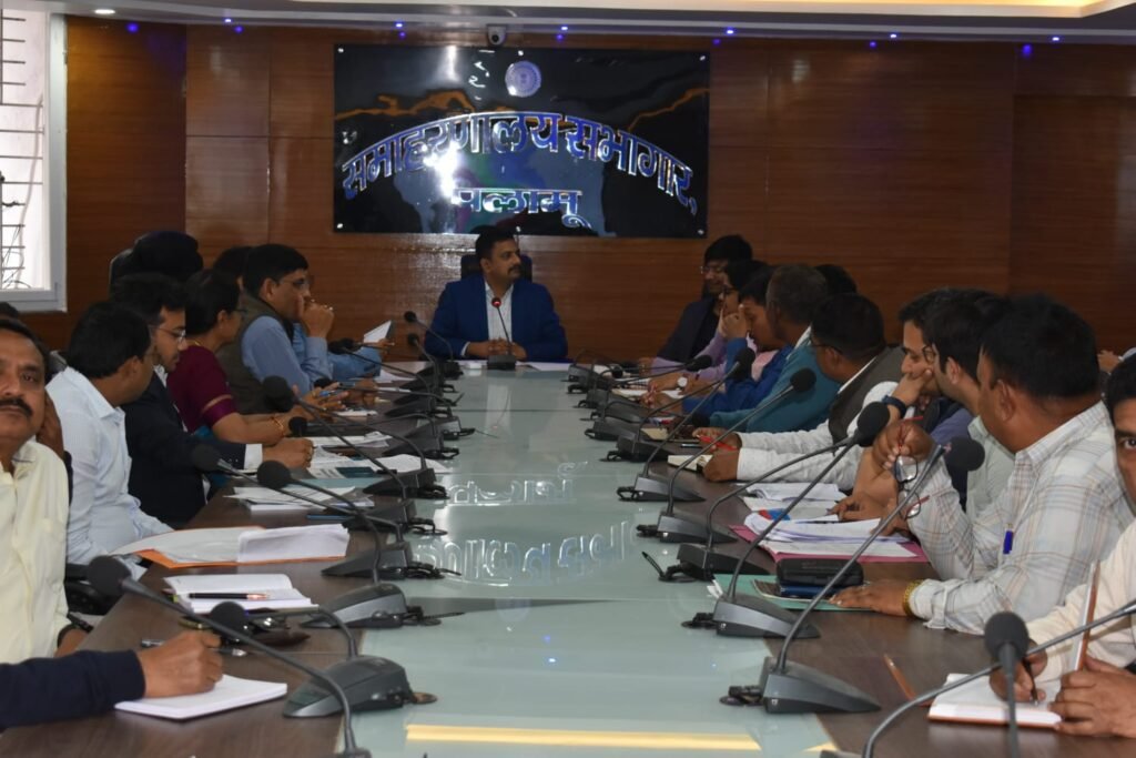 जिला निर्वाचन पदाधिकारी ने निर्वाचन से जुड़े सभी कोषांग के पदाधिकारियों के साथ बैठक की जिला निर्वाचन पदाधिकारी ने निर्वाचन से जुड़े सभी कोषांग के पदाधिकारियों के साथ बैठक की