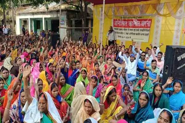 अबुआ आवास में गड़बड़ी के खिलाफ आक्रोश, बीडीओ के तबादले की मांग