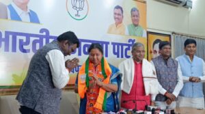 कांग्रेस को बड़ा झटका सांसद गीता कोड़ा एवं मधु कोड़ा ने थामा बीजेपी का दामन.