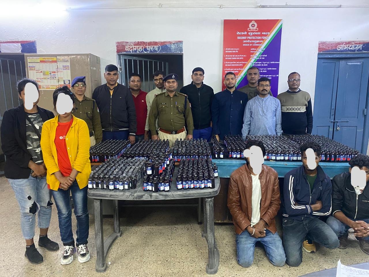 आरपीएफ रांची ने ऑपरेशन नार्कोस के तहत ट्रेन से अवैध सिरप को किया बरामद।