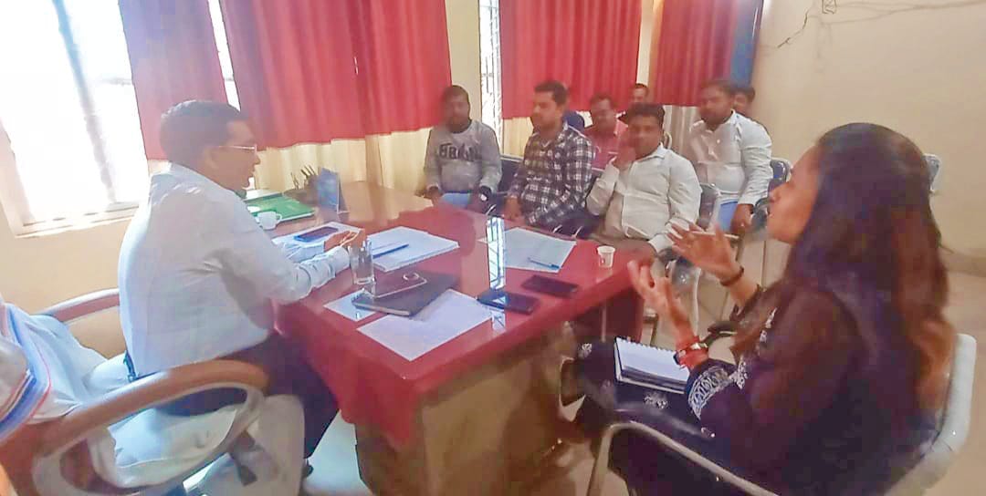 जिला जनसंपर्क पदाधिकारी ने कार्यालय मे प्रेस प्रतिनिधियों के साथ की बैठक