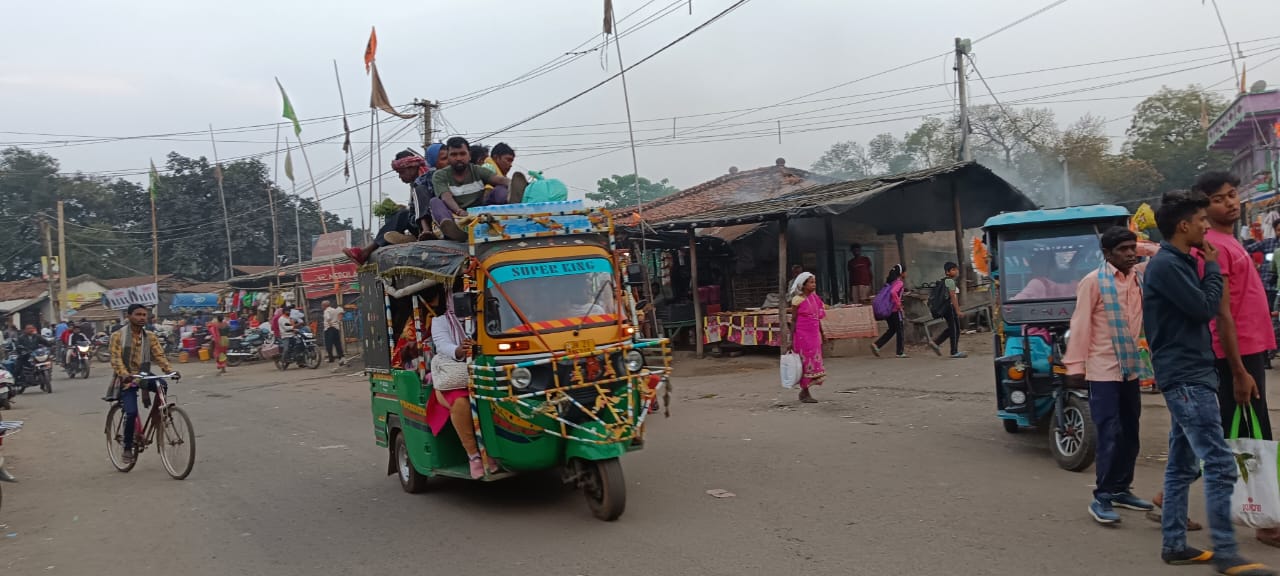 यातायात नियमों को ताक पर रखकर सफऱ कर रहे यात्री,नियमों का नहीं हो रहा पालन