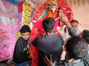 भक्ति भाव से जलाशय में विसर्जित की गई मां शारदे की प्रतिमा