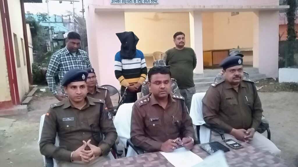 डेमू गांव मे युवक की हुई हत्या का पुलिस ने किया 48 घण्टे में उद्भेदन,एक अभियुक्त गिरफ्तार डेमू गांव मे युवक की हुई हत्या का पुलिस ने किया 48 घण्टे में उद्भेदन,एक अभियुक्त गिरफ्तार