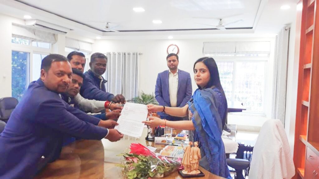 पत्रकारों ने किया लातेहार उपायुक्त से मुलाकात स्व अजय सिन्हा के आश्रितों को मिले नौकरी,रोजगार: राजेश पत्रकारों ने किया लातेहार उपायुक्त से मुलाकात स्व अजय सिन्हा के आश्रितों को मिले नौकरी,रोजगार: राजेश