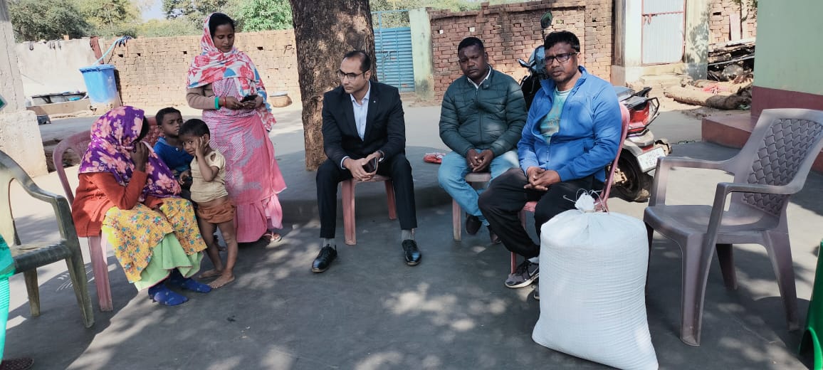 प्रखण्ड विकास पदाधिकारी पहुंचे दुर्घटना पीड़ित परिवार से मिलने:शीघ्र ही मुआवजा दिलाने का दिया अश्वासन