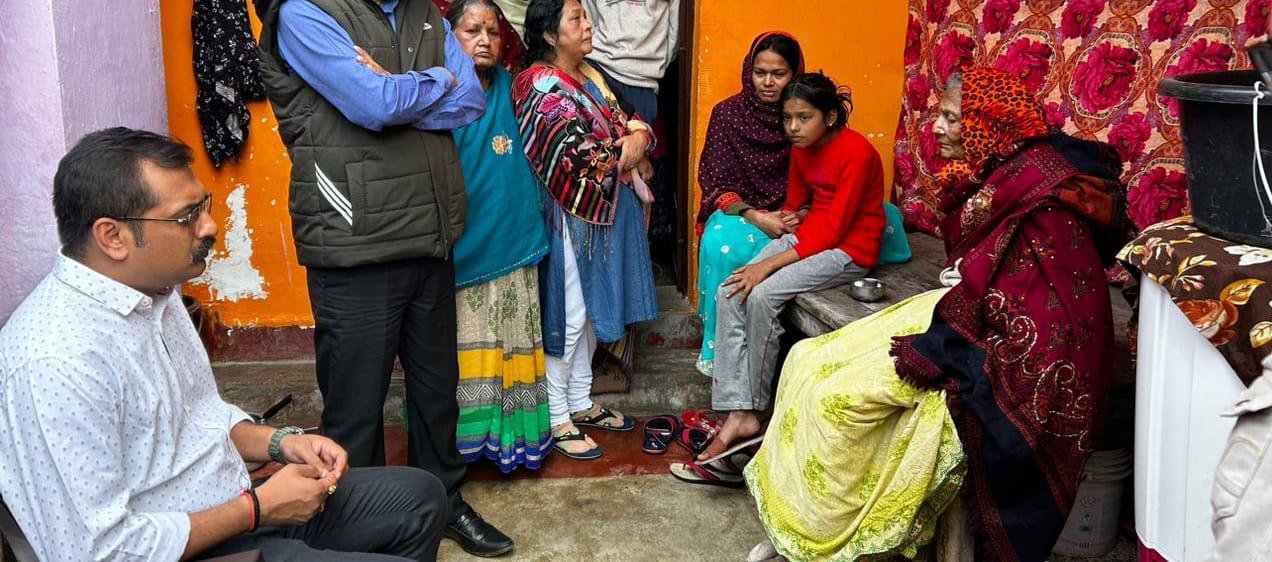 अजय के घर पहुंचे लातेहार एसपी,बोले पुलिस आपके साथ है अजय के घर पहुंचे लातेहार एसपी,बोले पुलिस आपके साथ है