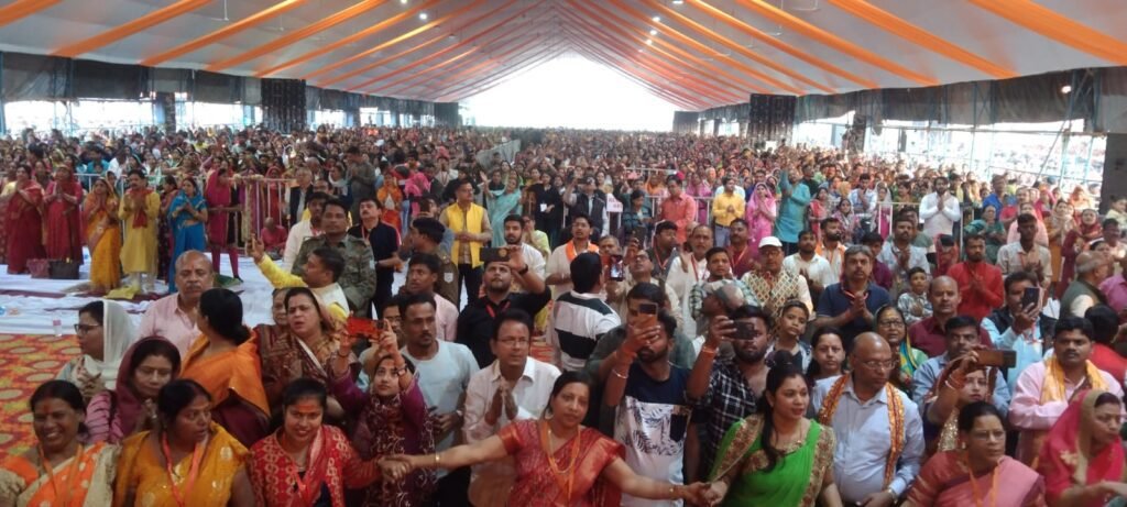 पं० प्रदीप मिश्रा के शिव पुराण कथा सुनने के लिए आस्था का जन सैलाव उमड़ा पं० प्रदीप मिश्रा के शिव पुराण कथा सुनने के लिए आस्था का जन सैलाव उमड़ा