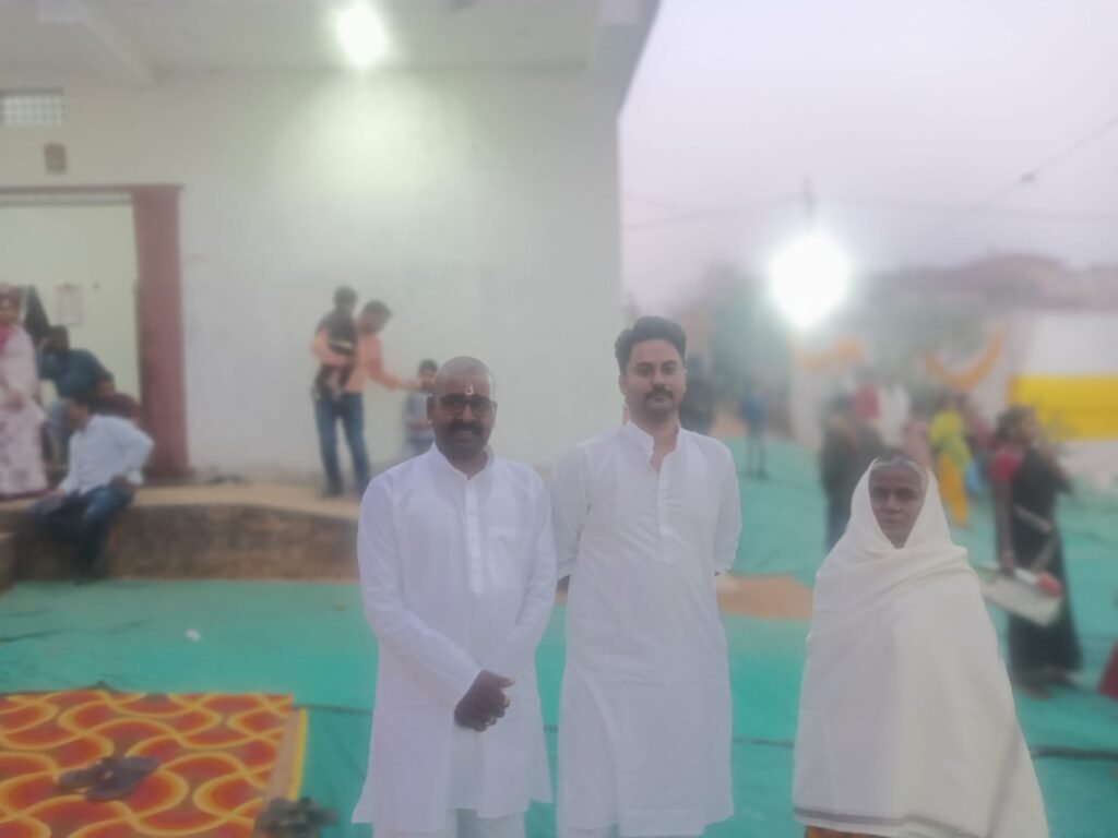अपनी माता के ब्रह्मभोज में पुत्रों ने गरीबों के बीच वस्त्र का किया वितरण। अपनी माता के ब्रह्मभोज में पुत्रों ने गरीबों के बीच वस्त्र का किया वितरण।