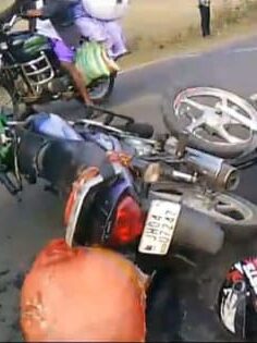 तेज रफ़्तार दो बाइक की सीधी टक्कर,दुर्घटना मे 3 लोग गंभीर रुप से घायल तेज रफ़्तार दो बाइक की सीधी टक्कर,दुर्घटना मे 3 लोग गंभीर रुप से घायल