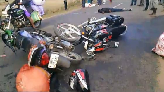 तेज रफ़्तार दो बाइक की सीधी टक्कर,दुर्घटना मे 3 लोग गंभीर रुप से घायल