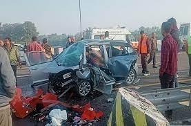 (सुलतानपुर)तेज रफ्तार कार डिवाइडर से टकराई, दंपत्ति समेत 3 की मौत (सुलतानपुर)तेज रफ्तार कार डिवाइडर से टकराई, दंपत्ति समेत 3 की मौत