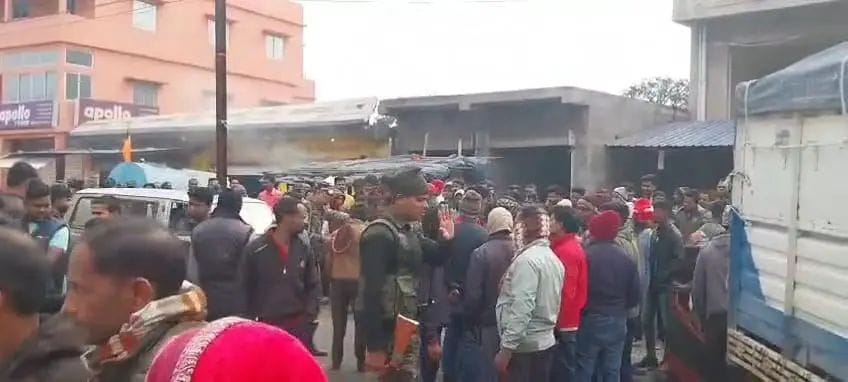 बालूमाथ :अपराधियों ने घर में घुसकर एक युवक की गोली मारकर हत्या कर दी बालूमाथ :अपराधियों ने घर में घुसकर एक युवक की गोली मारकर हत्या कर दी