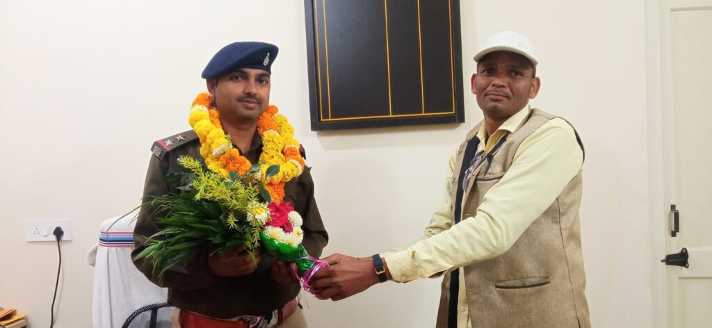 नए थाना प्रभारी के आने पर पत्रकारों ने किया शिष्टाचार मुलाकात। नए थाना प्रभारी के आने पर पत्रकारों ने किया शिष्टाचार मुलाकात।
