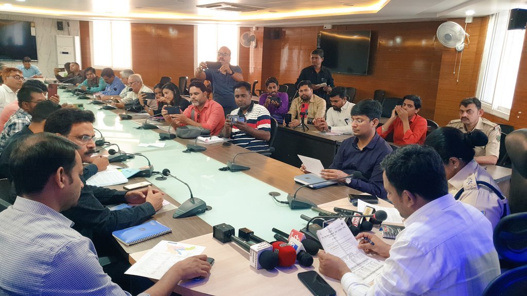 जिला निर्वाचन पदाधिकारी ने राजनीतिक दलों के प्रतिनिधियों के साथ बैठक की जिला निर्वाचन पदाधिकारी ने राजनीतिक दलों के प्रतिनिधियों के साथ बैठक की
