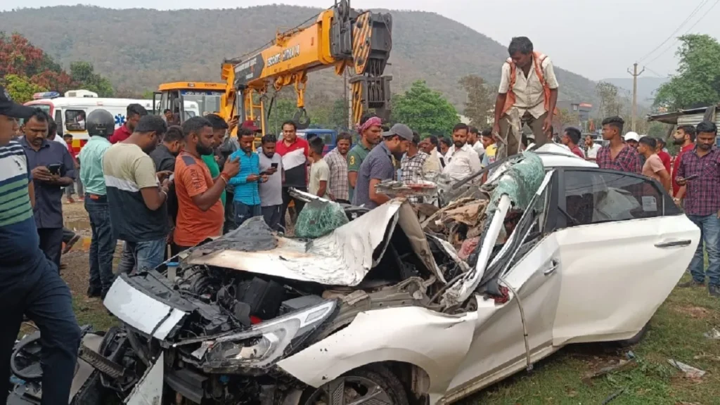 तेज़ रफ़्तार कार खड़े ट्रक से जा टकराई:चार लोगों की दर्दनाक मौत तेज़ रफ़्तार कार खड़े ट्रक से जा टकराई:चार लोगों की दर्दनाक मौत