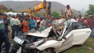 तेज़ रफ़्तार कार खड़े ट्रक से जा टकराई:चार लोगों की दर्दनाक मौत