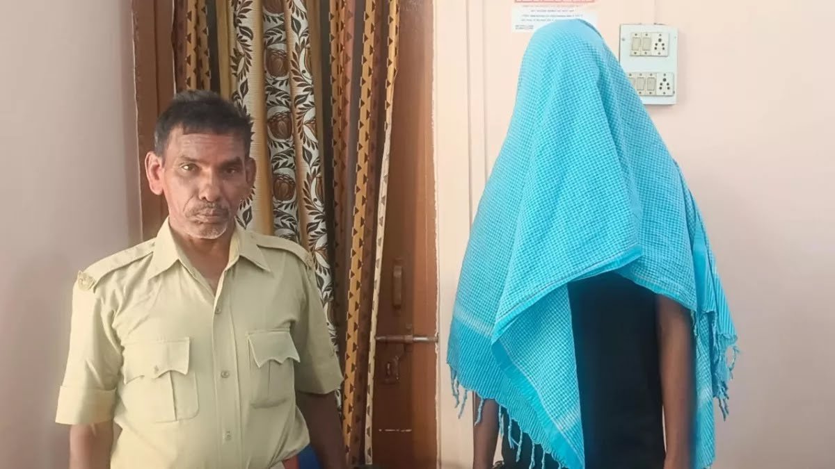 होली की खुमारी में एक युवक को हथियार लहराना पड़ा महँगा,पुलिस ने किया गिरफ्तार होली की खुमारी में एक युवक को हथियार लहराना पड़ा महँगा,पुलिस ने किया गिरफ्तार