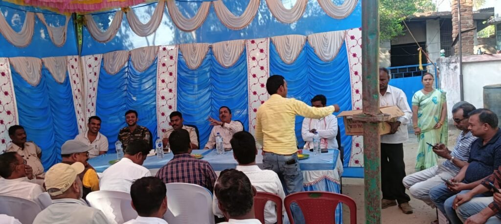 मनिका:थाना परिसर में हुआ शांति समिति का बैठक। मनिका:थाना परिसर में हुआ शांति समिति का बैठक।
