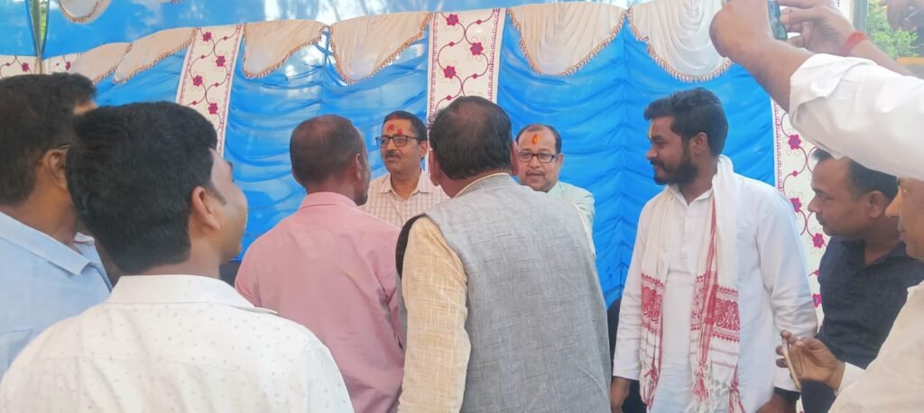 मनिका:थाना परिसर में हुआ शांति समिति का बैठक मनिका:थाना परिसर में हुआ शांति समिति का बैठक