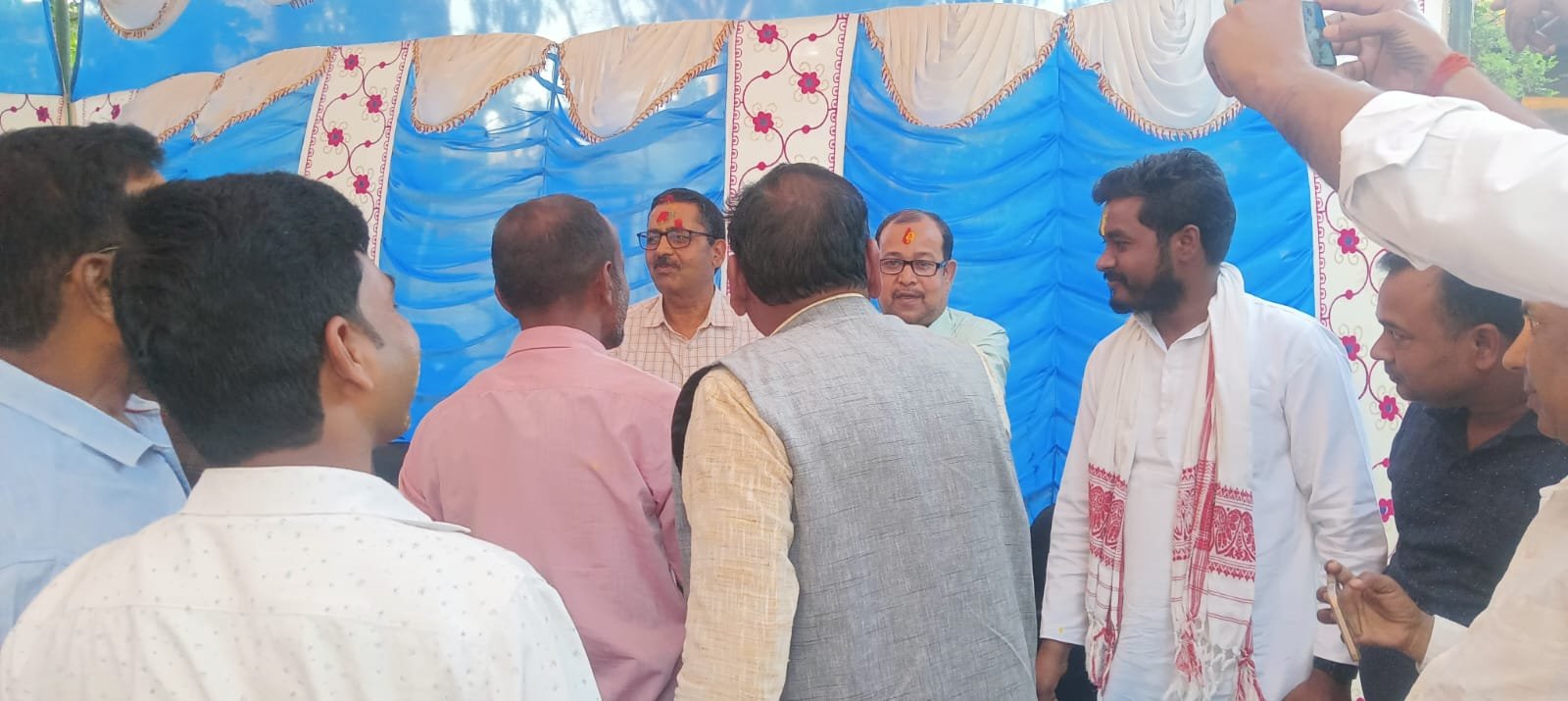 मनिका:थाना परिसर में हुआ शांति समिति का बैठक