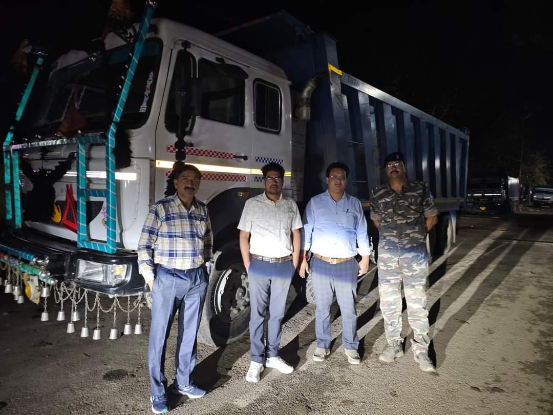 अवैध स्टोन चिप्स लदे तीन एवं अवैध बालू लदे एक हाईवा किया गया जब्त, प्राथमिकी दर्ज, अवैध स्टोन चिप्स लदे तीन एवं अवैध बालू लदे एक हाईवा किया गया जब्त, प्राथमिकी दर्ज,
